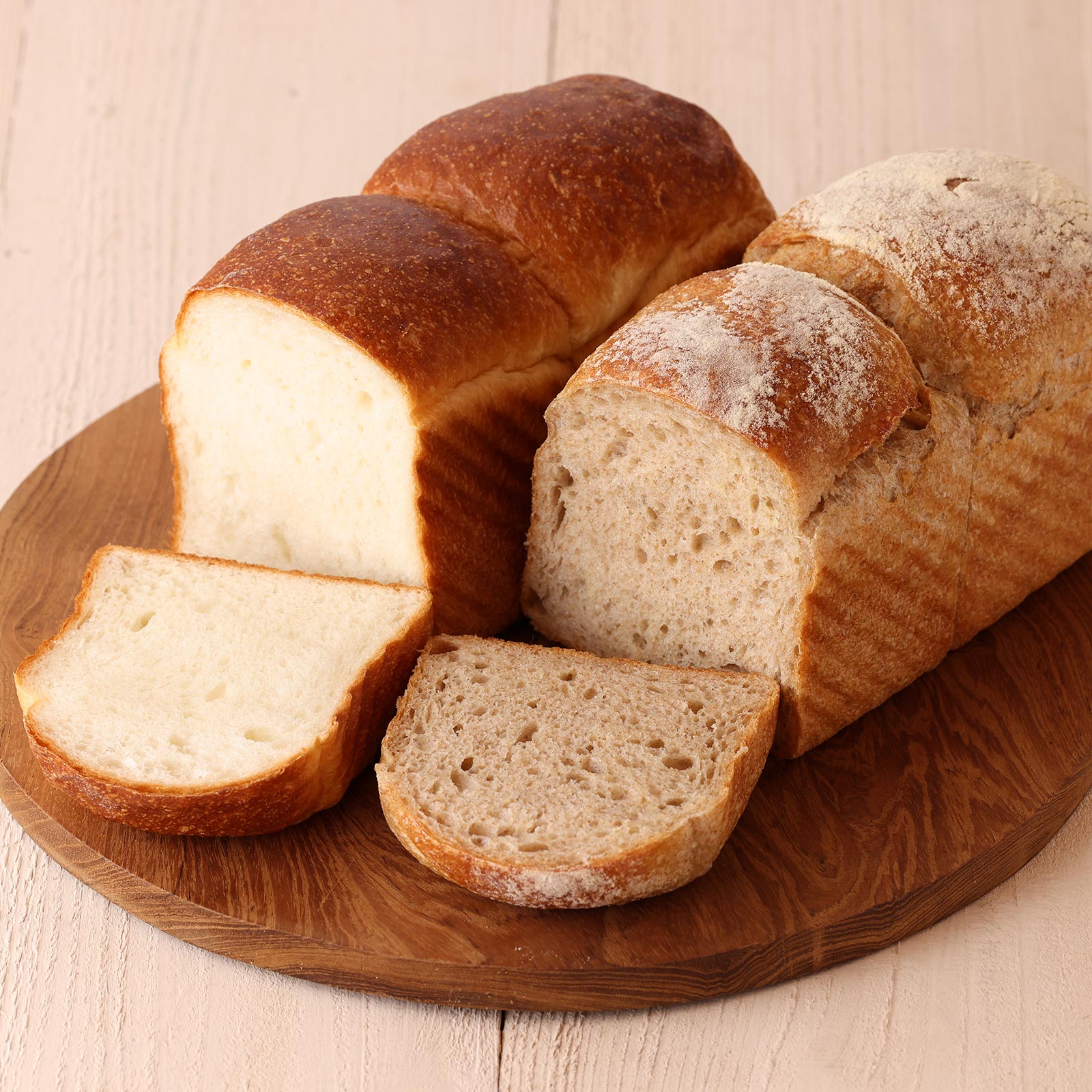 ほんのり甘さ感じるプレーン食パンと小麦本来の旨みが活きた全粒粉食パン