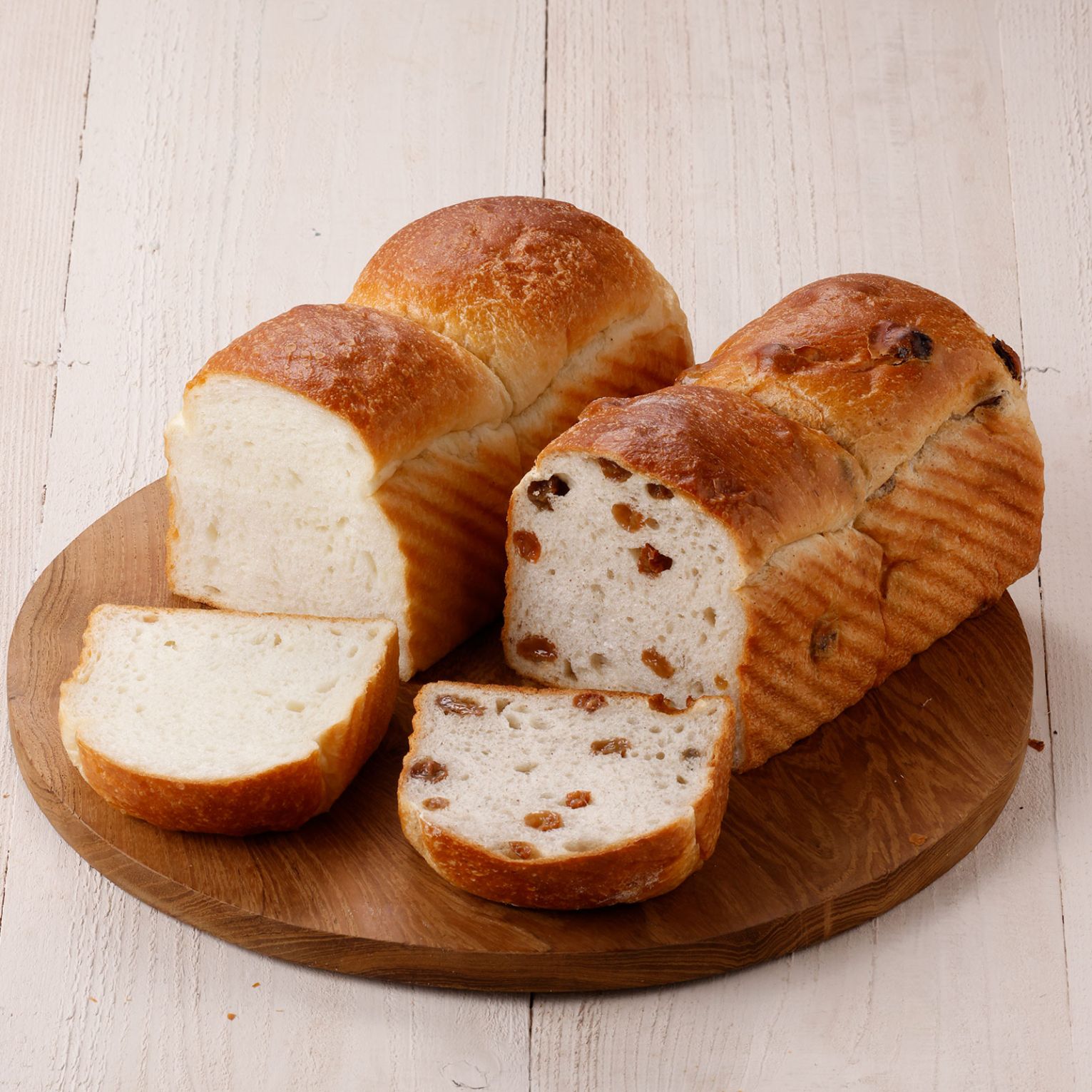 ほんのり甘さ感じるプレーン食パンと有機シナモンが香るぶどう食パン