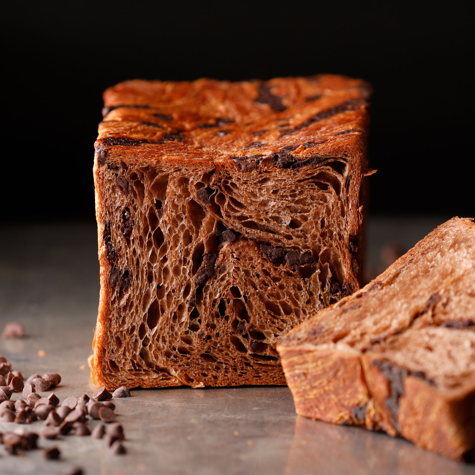 ちょっぴりビターなチョコレートの味わいに、いよかんピールがさわやかに香えう、季節限定デニッシュ。