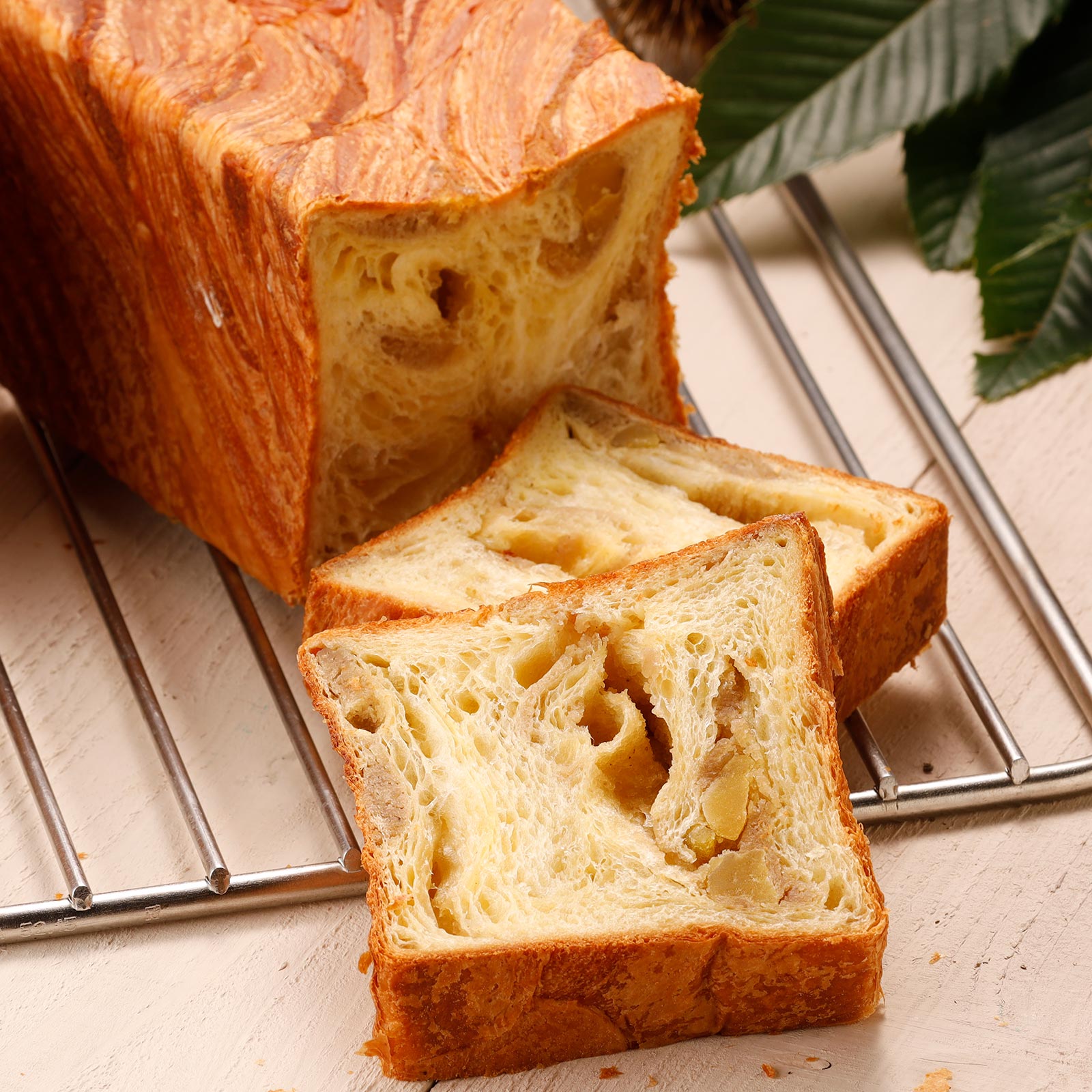 和栗ペーストに栗の甘露煮を混ぜ込んだ、栗と発酵バターが贅沢に香る秋限定デニッシュ食パン