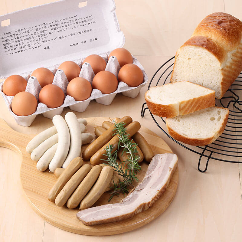 ソーセージやベーコンに食パン、天美卵を詰め合わせた元気な朝ごはんにおすすめのセット