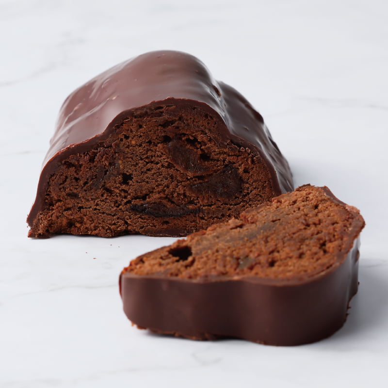 しっとり食感のショコラ生地に、有機いちじく・プルーン・アプリコットを混ぜ込み焼き上げた、パン職人が手掛けるショコラスイーツ。