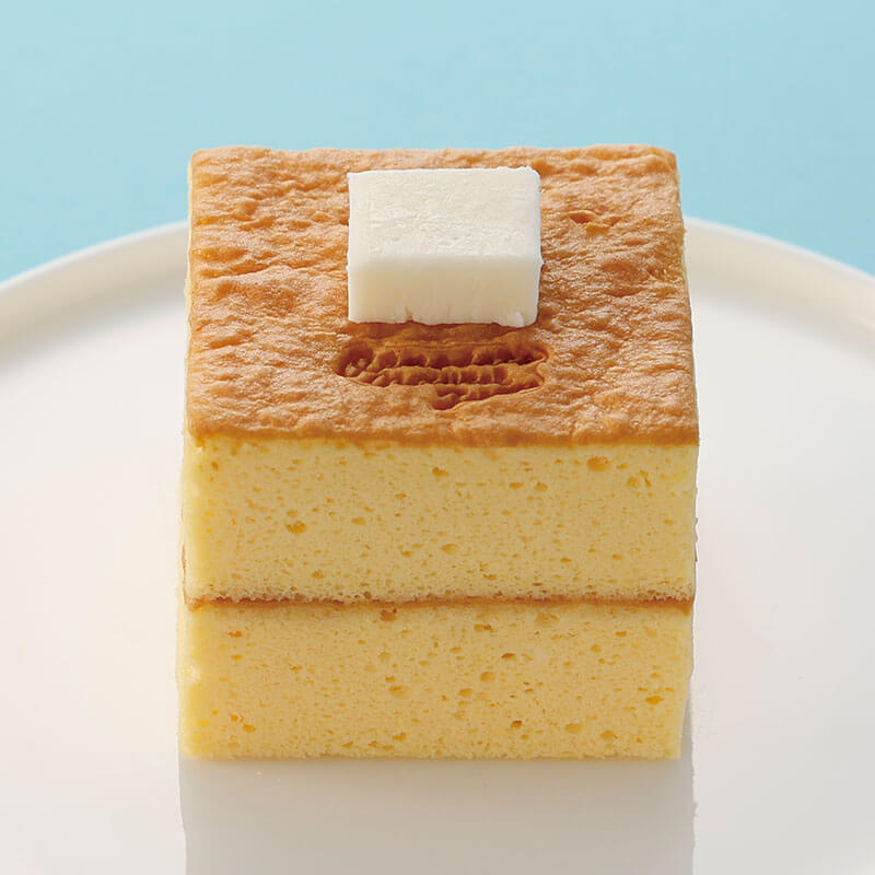 レンジで温めるとバターがとろけて、まるで焼き立てのようなふんわり食感が味わえるパンケーキのケーキ