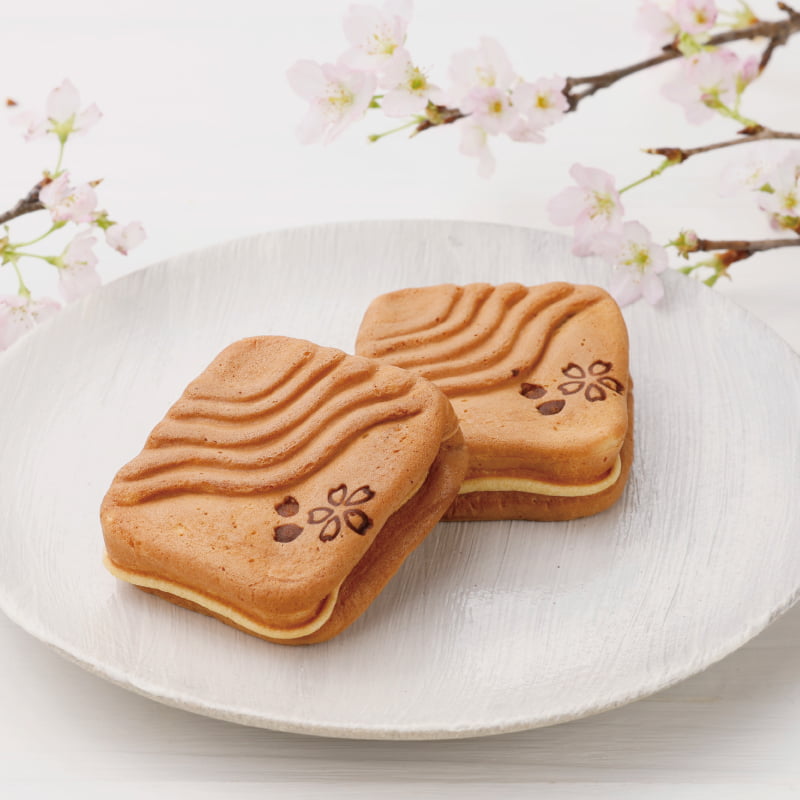 国産の桜葉の塩漬けを練り込んだこしあんの春限定の風紋まんじゅう