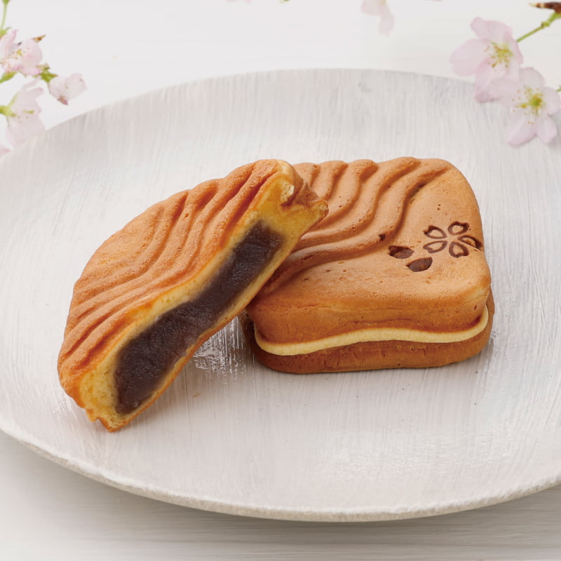 国産の桜葉の塩漬けを練り込んだこしあんの春限定の風紋まんじゅう