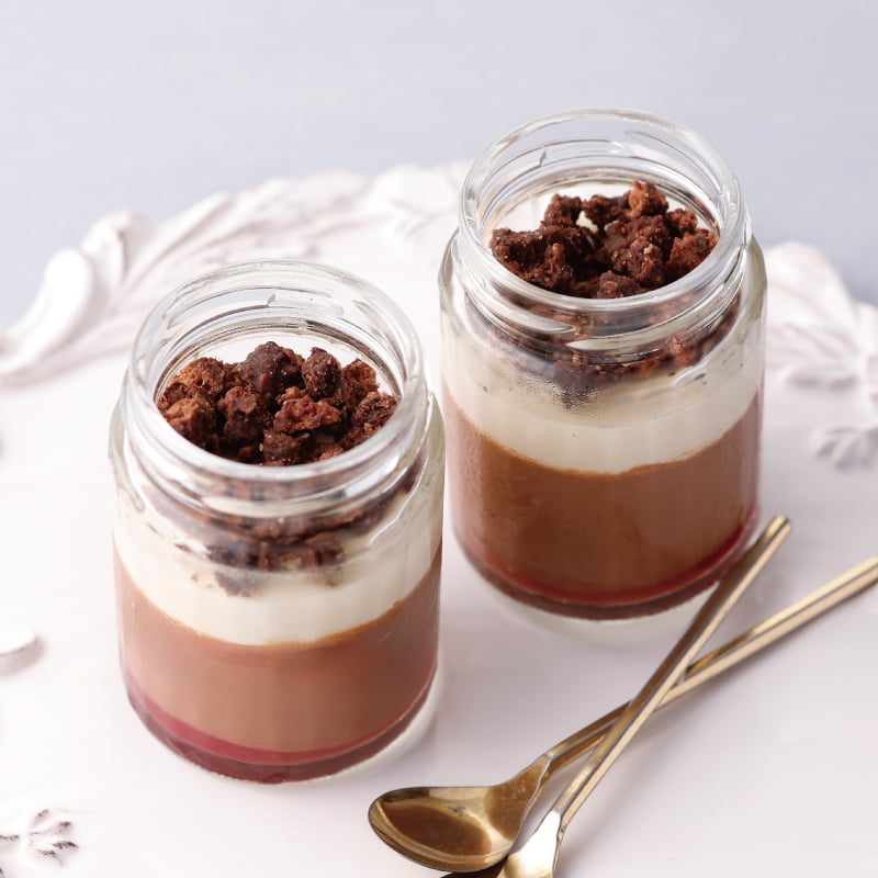 ビターとホワイト2種類のチョコレートにクランブルを重ねたショコラデセール。