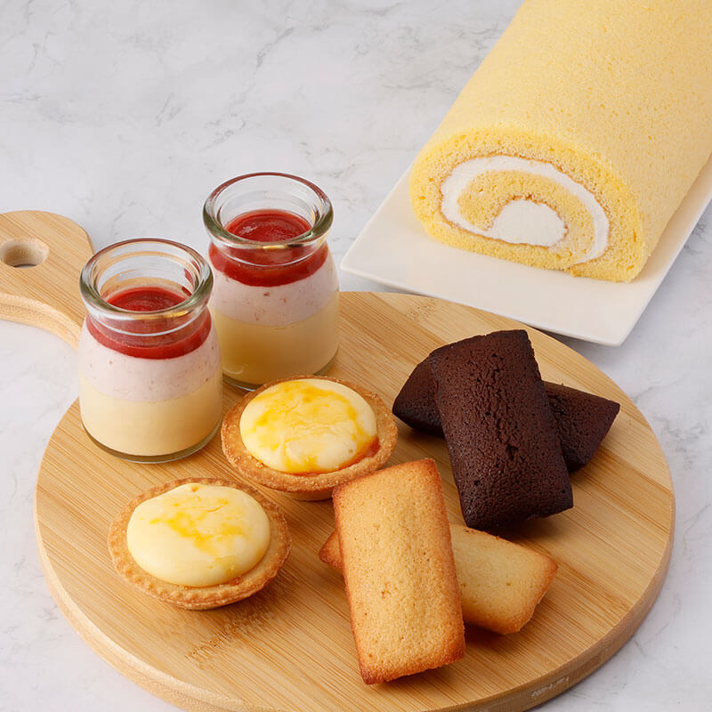春限定のフローズン苺ぷりんに、生クリームを巻き込んだコッコロール、大江ノ郷タルト、フィナンシェを詰め合わせたスイーツセット