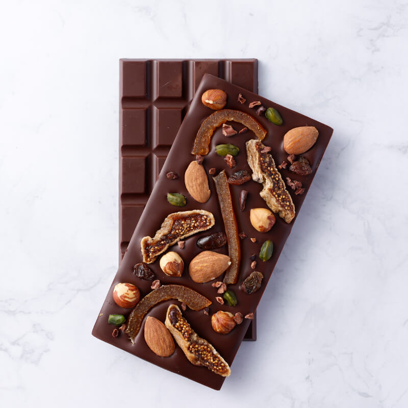 ナッツやドライフルーツを飾り付けたチョコレート