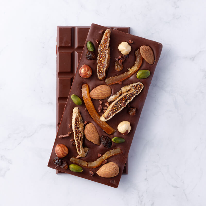 ナッツやドライフルーツを飾り付けたチョコレート