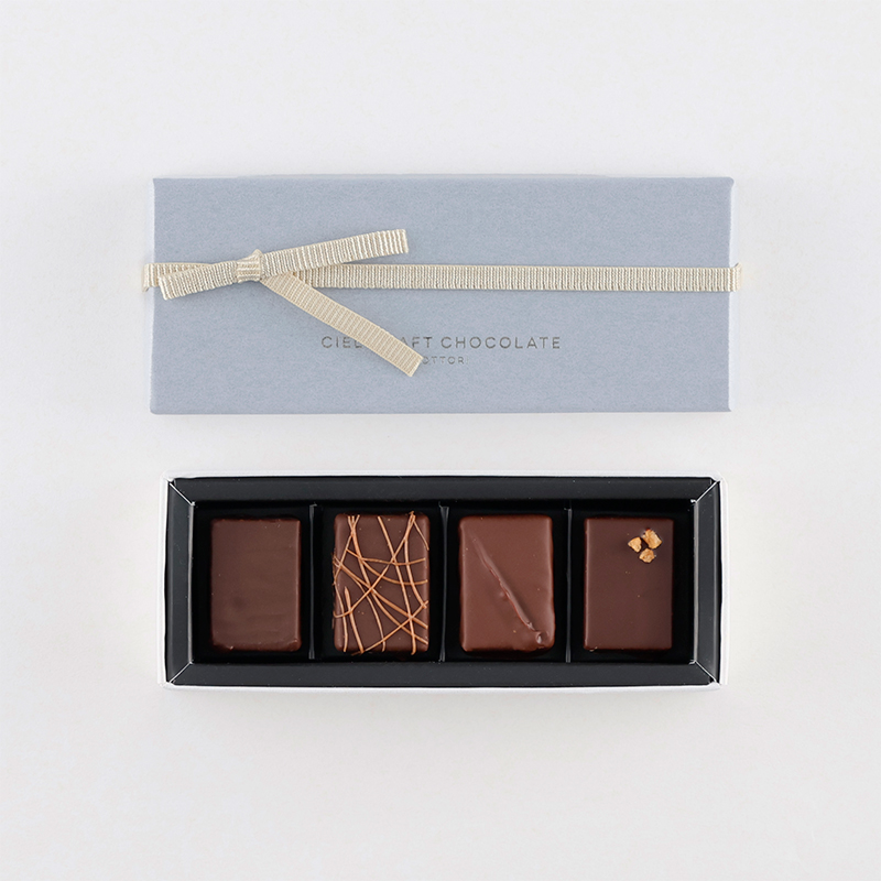 カカオ産地別のボンボンのほか、アーモンドや紅茶などのフレーバーを詰め合わせ。