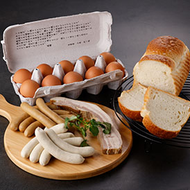 朝食にぴったりの食パンや燻製商品、新鮮な天美卵を詰め合わせ。