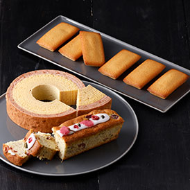 春限定の苺バウム、さくらのミニパウンドケーキ、プレーンフィナンシェと、3種類の焼き菓子を詰め合わせ