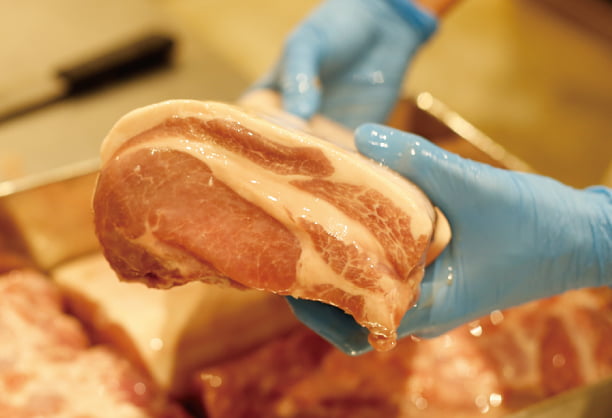 無添加で手作りする里山燻製工房の製造の様子