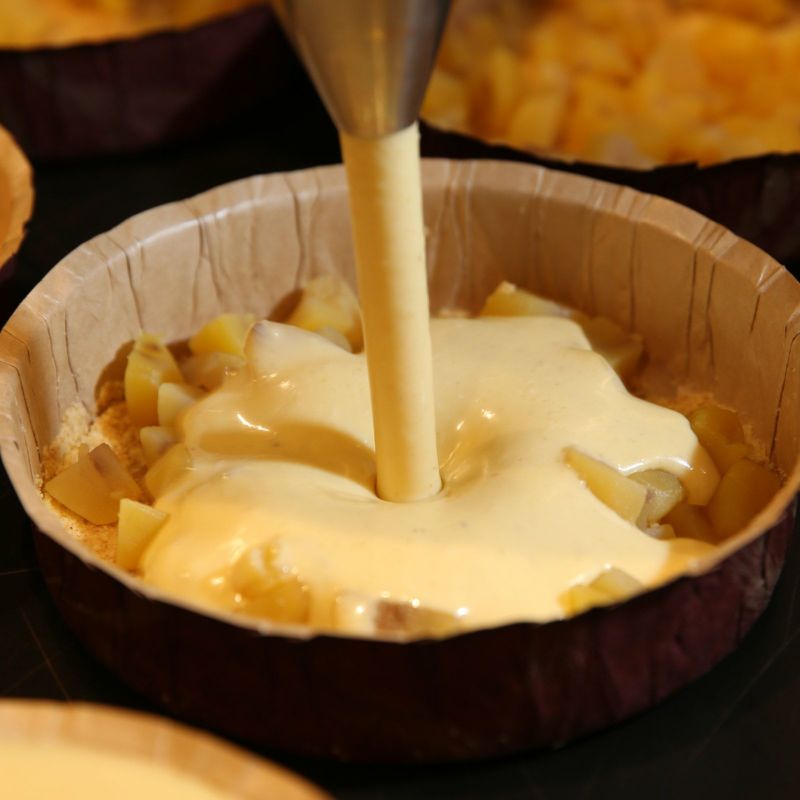 北海道産クリームチーズ、鳥取県大山産の生クリーム、国産小麦粉、和栗ペーストなどで作るチーズクリームを流し込みます