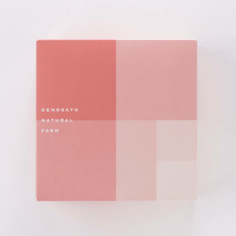 専用箱に入れてお届けします_春摘み苺バウム