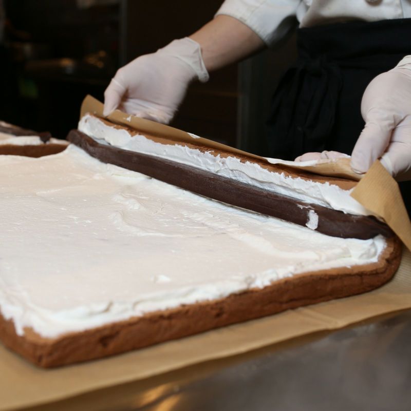 ショコラロール_特製の生チョコと生クリームをふんわりと手包みします