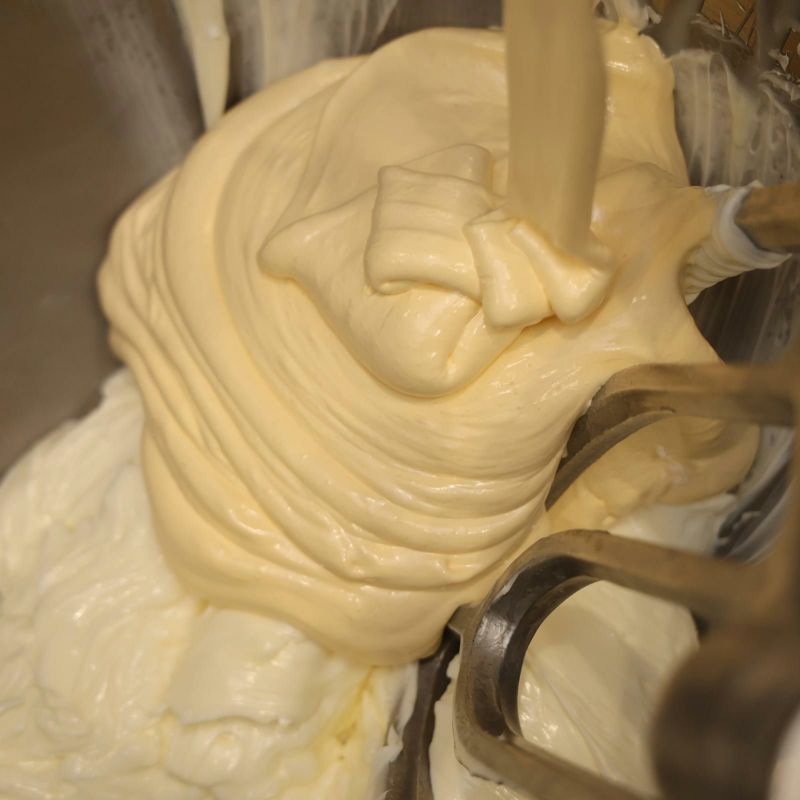 バタークリームにはたっぷりの天美卵の卵黄と大山バターを加えます